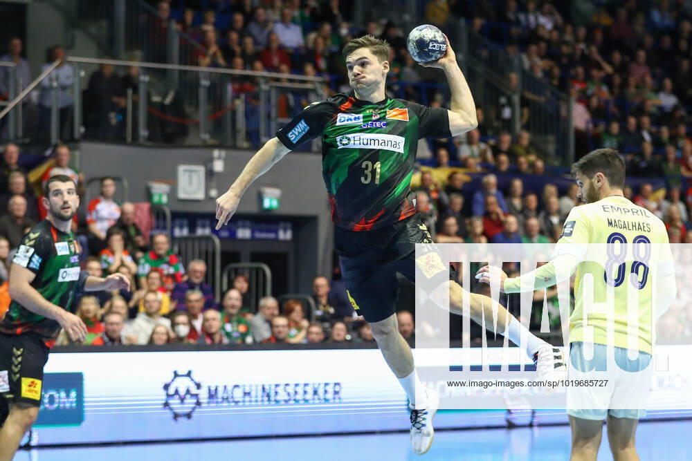 Handball, EHF Champions League, SC Magdeburg - FC Porto v.l. Kay Smits (Magdeburg, 31) wirft Tor, Torschuetze, erzielt Tor, Treffer, scores the goal Magdeburg