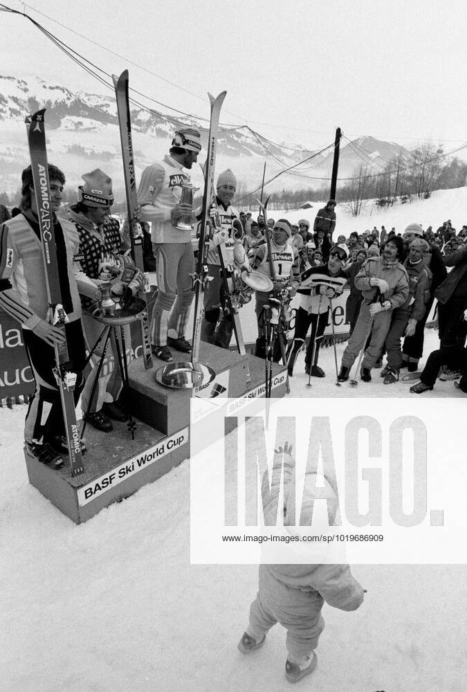 Kizbühel 198601 Alpine akaren Ingemar Stenmarks, till höger pa prispallen, dotter vill vara med och hylla sin pappa Kizbühel Österrike x4x