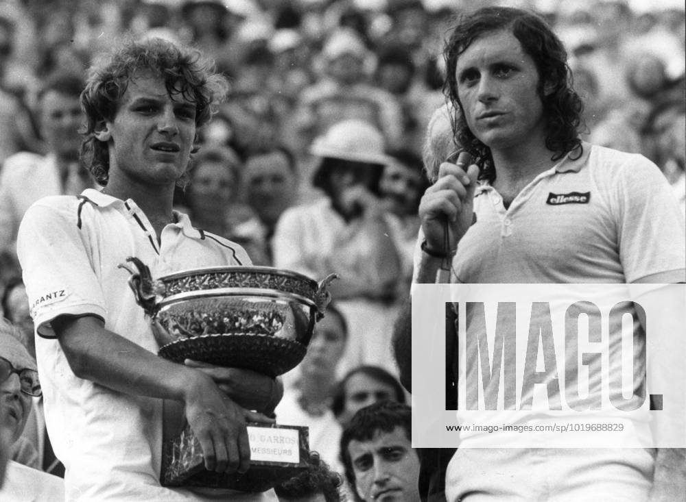 PARIS 820606 En 17-arig Mats Wilander med segerpokal efter finalseger mot Guillermo Vilas, Argentina (t h) i Franska öppna mästerskapen i Paris i juni 1982. PARIS FRANCE