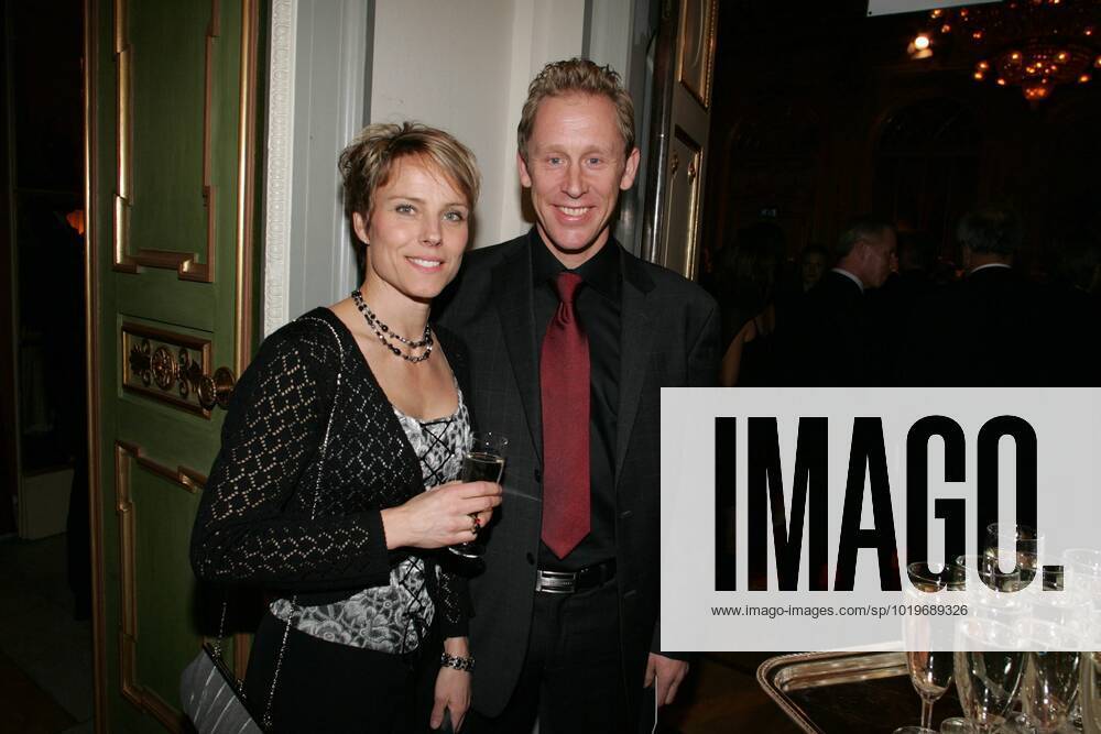 -- AFTONBLADET OUT -- STOCKHOLM 20051031 - F.d skidakaren Gunde Svan med hustrun Marie i vimlet pa OS-festen pa Grand hotel . STOCKHOLM SVERIGE