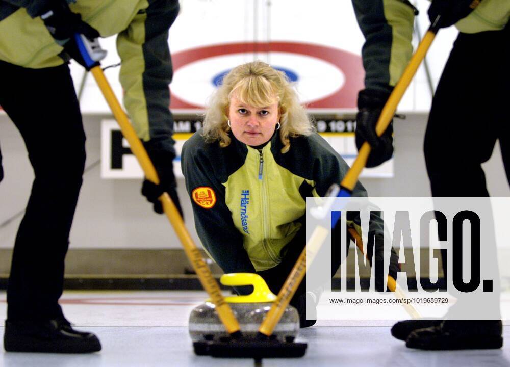 STOCKHOLM 20050927 Lag Anette Norberg. Svenska curlingdamer tränar i nya hallen i Danderyd. Övriga lagmedlemmar: Eva Lund, Cathrine Lindahl, Anna Bergström.