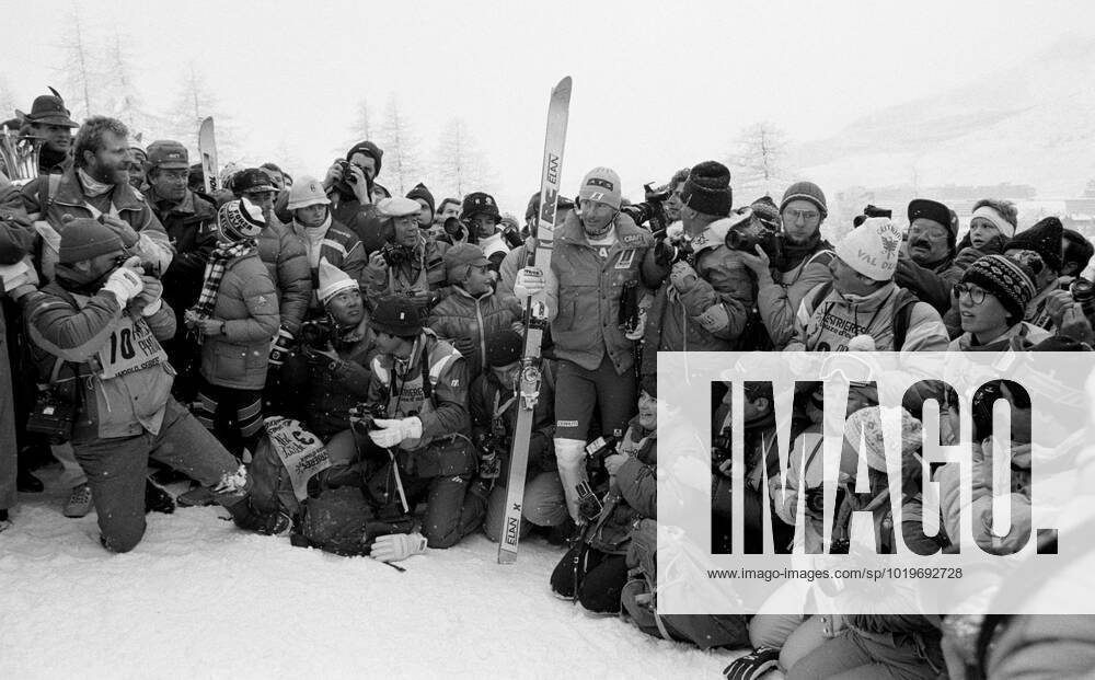 Sestriere 198601 Alpine akaren Ingemar Stenmark tränger sig fram bland massmedia Sestriere Italien x4x