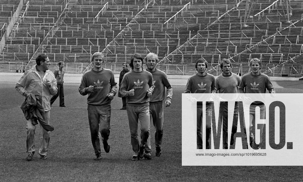 19770426 Förbundskapten Georg Aby Ericson visar upp svenska fotbollsproffs i Tyskland. Fr.v. Ronnie Hellström, Hasse Borg, Thomas Sjöberg, Conny Torstensson, Björn Andersson och Benny Wendt. TYSKLAND x4x