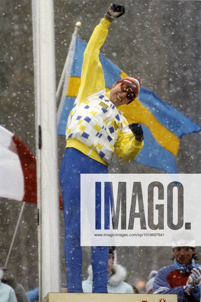 ARKIV 1988-02-27 Svenske längdskidakaren Gunde Svan sträcker näven i luften pa prispallen med svenska flaggan i bakgrunden, efter att ha vunnit OS-guld i längdskidakning pa sträckan pa 50 km vid de olympiska spelen i Calgary, Kanada, 27 februari 1988. Calgary Kanada