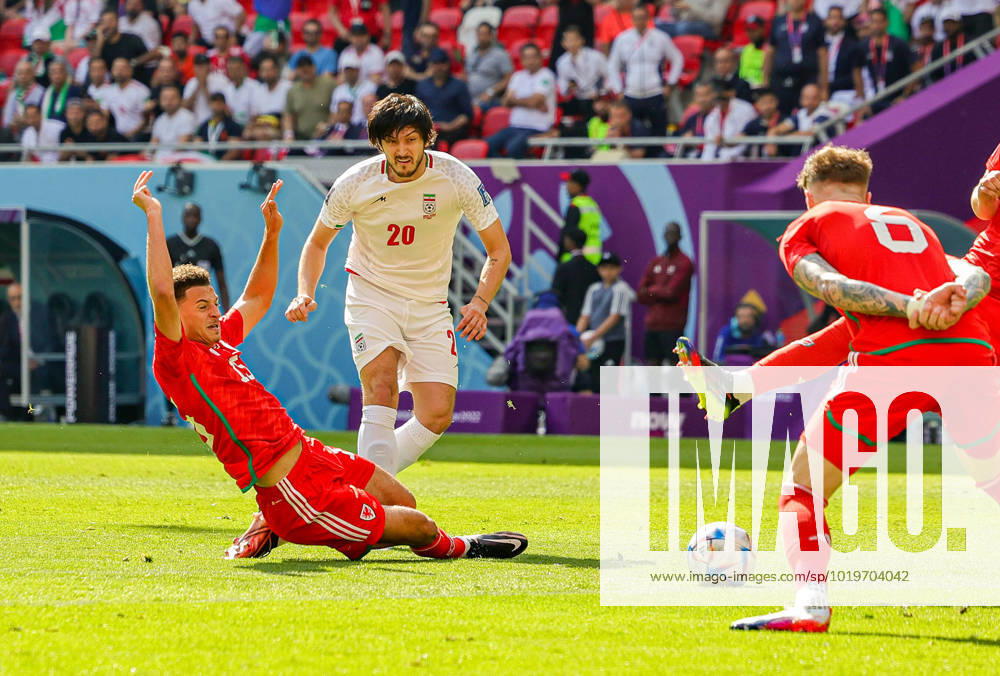 Wales v Iran 2022 FIFA World Cup, WM, Weltmeisterschaft, Fussball 25 11 2022. Match 17 Sardar Azmoun (20) of Iran shoots towards the goal during the 2022 Fifa World Cup match between Wales and Iran at Ahmad bin Ali Stadium, Al Rayyan, Qatar on 25 November 2022. Editorial use only ,
