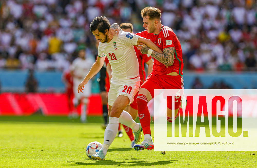 Wales v Iran 2022 FIFA World Cup, WM, Weltmeisterschaft, Fussball 25 11 2022. Match 17 Joe Rodon (6) of Wales tussles with Sardar Azmoun (20) of Iran during the 2022 Fifa World Cup match between Wales and Iran at Ahmad bin Ali Stadium, Al Rayyan, Qatar on 25 November 2022. Editorial use only ,
