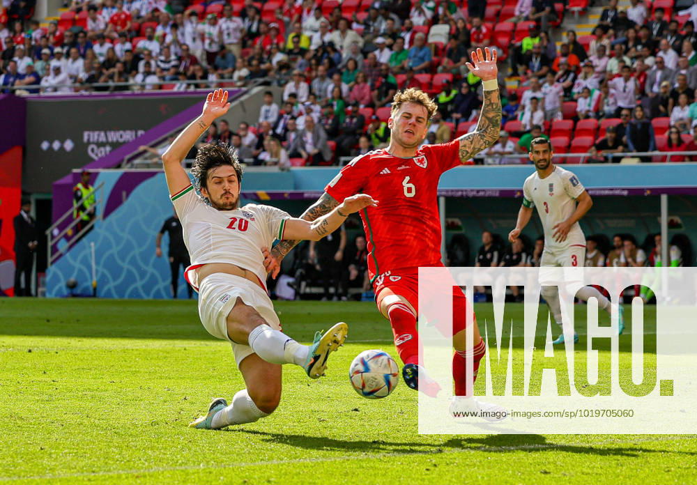 Wales v Iran 2022 FIFA World Cup, WM, Weltmeisterschaft, Fussball 25 11 2022. Match 17 Sardar Azmoun (20) of Iran streches for the ball on goal defended by Joe Rodon (6) of Wales during the 2022 Fifa World Cup match between Wales and Iran at Ahmad bin Ali Stadium, Al Rayyan, Qatar on 25 November 2022. Editorial use only ,