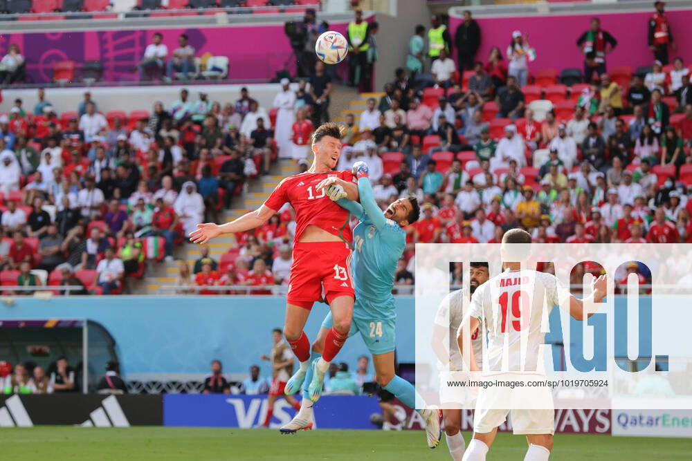Wales v Iran 2022 FIFA World Cup, WM, Weltmeisterschaft, Fussball Kieffer Moore of Wales challenges Hossein Hosseini of Iran during the 2022 FIFA World Cup Group B match at Ahmad Bin Ali Stadium, Al-Rayyan Content Not Available For UK Newspapers