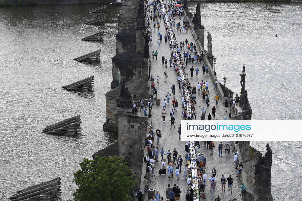 Prague citizens see coronavirus out with dinner at 500 metre long table covered with white cloth at Charles Bridge, Prague, Czech Republic, June 30, 2020. (CTKxPhoto OndrejxDeml) CTKPhotoP202006300991101 dml 004