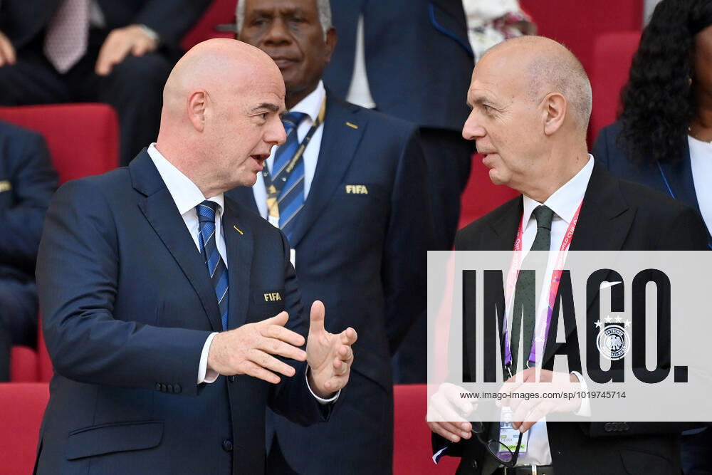 V.li:FIFA Praesident Gianni INFANTINO, mit Bernd NEUENDORF (DFB Praesident) Deutschland (GER) - Japan (JPN) 1-2 Gruppenphase Gruppe E am 23.11.2022, Khalifa International Stadium. Fussball Weltmeisterschaft 2022 in Katar vom 20.11.