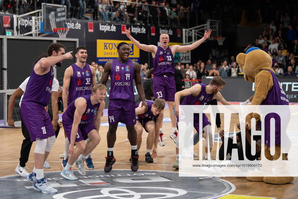 KW47 BG Göttingen - ALBA BERLIN 27.11.2022, Basketball-Bundesliga, Saison 2022 2023, BG Göttingen - ALBA BERLIN. Göttingens Spieler jubeln nach dem Spiel. Göttingen Niedersachsen Deutschland