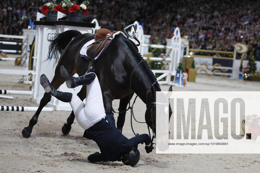 KW47 STOCKHOLM 20221127 Stephanie HolmÃ n faller av Flip s Little Sparrow under Grand Prix- hoppningen under Sweden International Horse Show pa Friends Arena i Solna pa södnagen. Stockholm SVERIGE