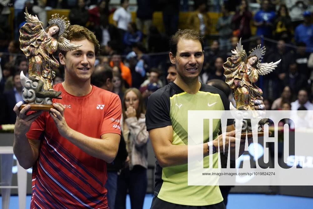 Bilder des Jahres, Sport 11 November TENIS-PARTIDO-NADAL-RUUD Quito 27 de noviembre del 2022. Los tenistas Rafael Nadal y Casper Ruud juegan un partido en el Coliseo Ruminahui por la Copa Kia Quito - Bicentenario API DANIEL MOLINEROS Quito Pichincha Ecuador