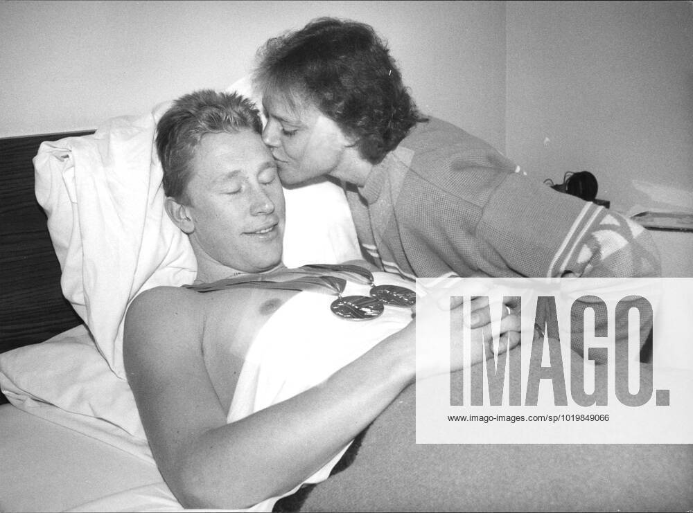 OS 1988 i Calgary. Längdskidor, herrar. Gunde Svan, längdskidakare Sverige ligger i sängen med medaljerna runt halsen och gratuleras av Marie Johansson. Vinter-OS 1988-02-27 (c) ANDERSSON URBAN Aftonbladet IBL * * * EXPRESSEN OUT * * * AFTONBLADET 4216 Calgary Canada Längdskidor