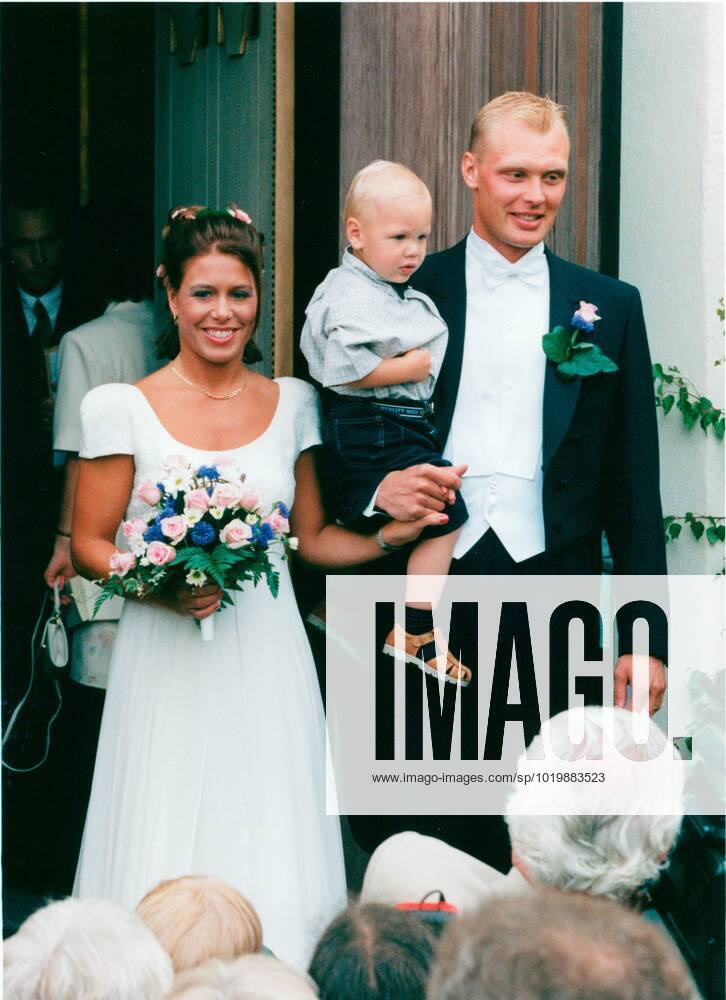 Klas Ingesson, fotbollsspelare Sverige landslaget gifter sig med Veronica Staaf, Vicky . Här med sonen Martin i famnen, familjen, bröllop, vigsel 1996-06-22 (c) LINDAHL BJÖRN Aftonbladet IBL Bildbyra * * * EXPRESSEN OUT * * * AFTONBLADET 75436 Sverige fotboll