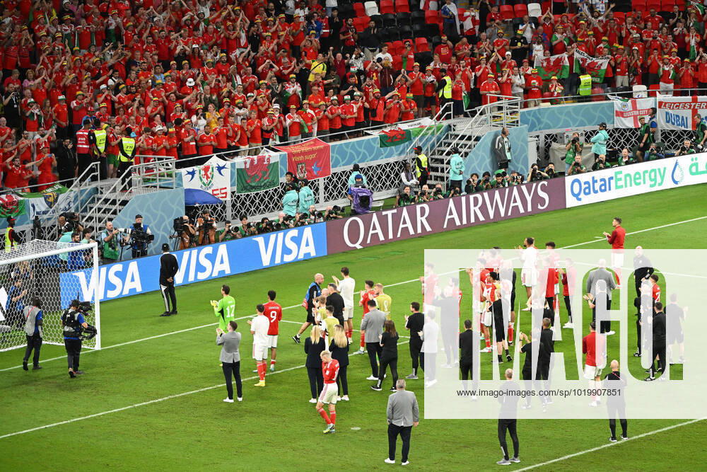 Fussball, Herren, Saison 2022 23, WM in Katar, Gruppe B (3. Spieltag), Wales - England im Ahmed bin Ali Stadium in Ar-Rayyan, Die Spieler von Wales bedanken sich nach dem Spiel bei den Fans , 29.11. 2022,