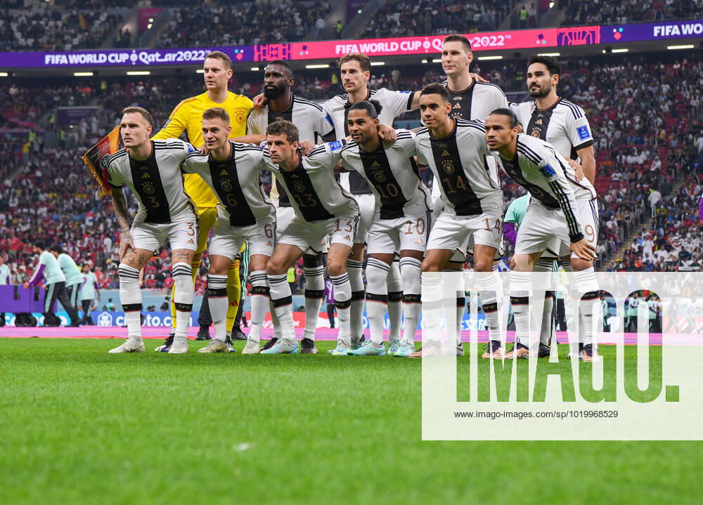 FUSSBALL WM 2022 VORRUNDE GRUPPE E Costa Rica - Deutschland 01.12.2022 Teamfoto Deutschland. Hintere Reihe von links: Torwart Manuel Neuer, Antonio Ruediger, Leon Goretzka, Niklas Suele und Ilkay Guendogan. Vordere Reihe von links: David Raum, Joshua Kimmich, Thomas Mueller, Serge Gnabry, Jamal Musiala und Niclas Fuellkrug