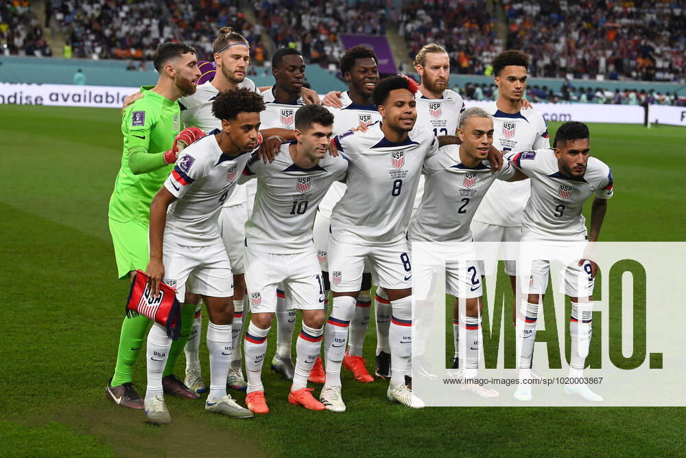 Fussball, Herren, Saison 2022 23, WM in Katar, 1. Achtelfinale, Niederlande - USA im Khalifa International Stadium in Ar-Rayyan, Teamfoto der USA: Obere Reihe v.l. Matt Turner (USA, 1), Walker Zimmerman (USA, 3), Timothy Weah (USA, 21), Yunus Musah (USA, 6), Tim Ream (USA, 13) und Antonee Robinson (USA, 5). Untere Reihe v.l. Tyler Adams (USA, 4), Christian Pulisic (USA, 10), Weston Mckennie (USA, 8), Sergino Dest (USA, 2) und Jesus Ferreira (USA, 9). , 03.12. 2022,