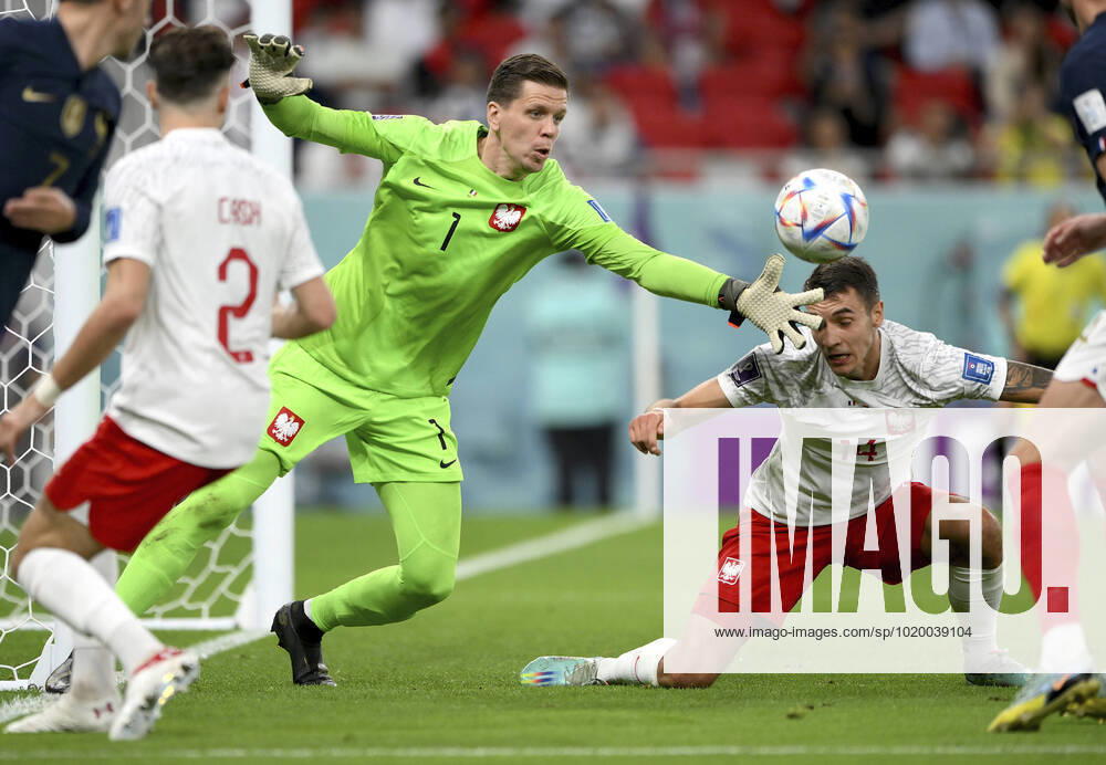 FUSSBALL WM 2022 Achtelfinale Frankreich - Polen 04.12.2022 Torwart Wojciech Szczesny (li) mit Jakub Kiwior (re, Polen)