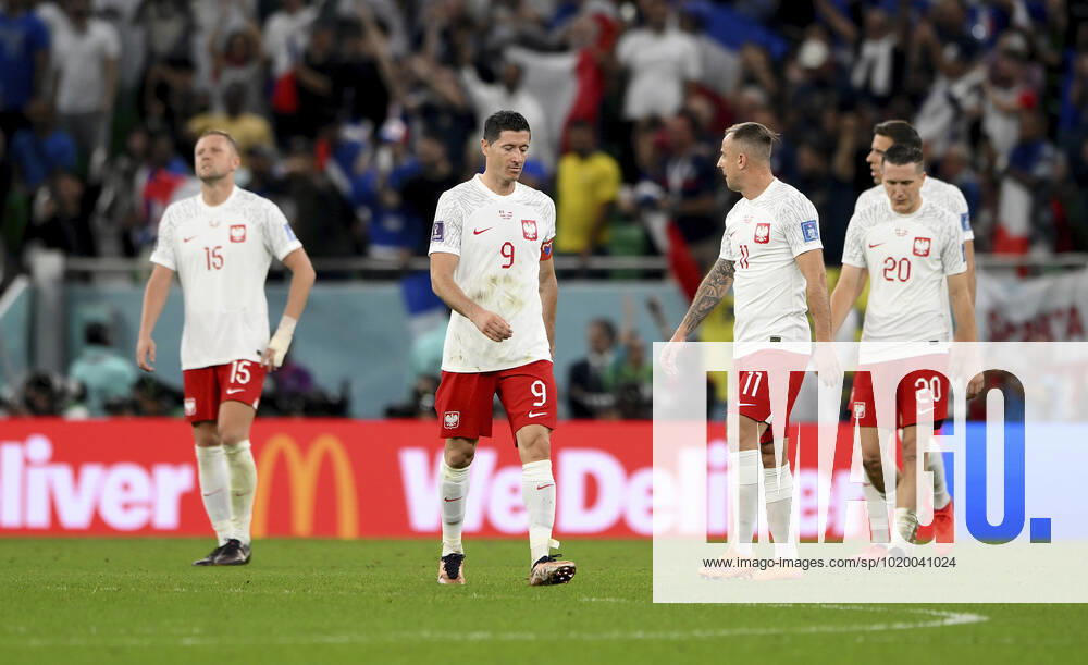 FUSSBALL WM 2022 Achtelfinale Frankreich - Polen 04.12.2022 Enttaeuschung bei Polen v. li., Kamil Glik, Robert Lewandowski, Kamil Grosicki, Piotr Zielinski