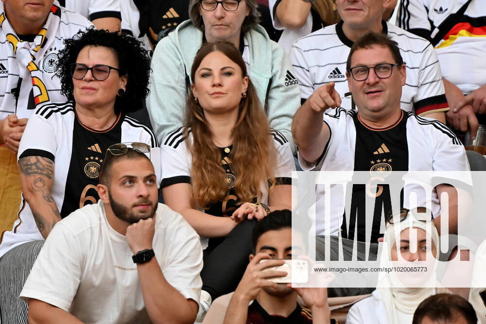 Al-Rayyan, Khalifa International Stadium, 23.11.22, QAT, Herren, FIFA World Cup, WM, Weltmeisterschaft, Fussball 2022, Deutschland-Japan Bild: v.li. Anja Kimmich, Lina Meyer (Frau von Joshua KIMMICH (Deutschland)) und Berthold Kimmich Nur fuer journalistische Zwecke! Only for editorial use! Gemaess den Vorgaben der FIFA ist es untersagt, in dem Stadion und oder vom Spiel angefertigte Fotoaufnahmen in Form von Sequenzbildern und oder videoaehnlichen Fotostrecken zu verwerten bzw. verwerten zu lassen. FIFA regulations prohibit any use of photographs as image sequences and or quasi-video. Katar
