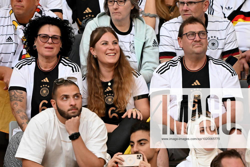 Al-Rayyan, Khalifa International Stadium, 23.11.22, QAT, Herren, FIFA World Cup, WM, Weltmeisterschaft, Fussball 2022, Deutschland-Japan Bild: v.li. Anja Kimmich, Lina Meyer (Frau von Joshua KIMMICH (Deutschland)) und Berthold Kimmich Nur fuer journalistische Zwecke! Only for editorial use! Gemaess den Vorgaben der FIFA ist es untersagt, in dem Stadion und oder vom Spiel angefertigte Fotoaufnahmen in Form von Sequenzbildern und oder videoaehnlichen Fotostrecken zu verwerten bzw. verwerten zu lassen. FIFA regulations prohibit any use of photographs as image sequences and or quasi-video. Katar