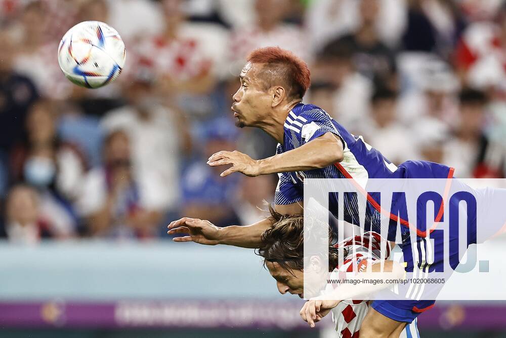 AL WAKRAH - (LR) Luka Modric of Croatia, Yuto Nagatomo of Japan during the FIFA World Cup, WM, Weltmeisterschaft, Fussball Qatar 2022 round of 16 match between Japan and Croatia at Al Janoub Stadium on December 5, 2022 in Al Wakrah, Qatar. AP Dutch Height MAURICE OF STONE FIFA World Cup Qatar 2022 2022 ANPxSportx xMauricexvanxSteenxWKxIVx