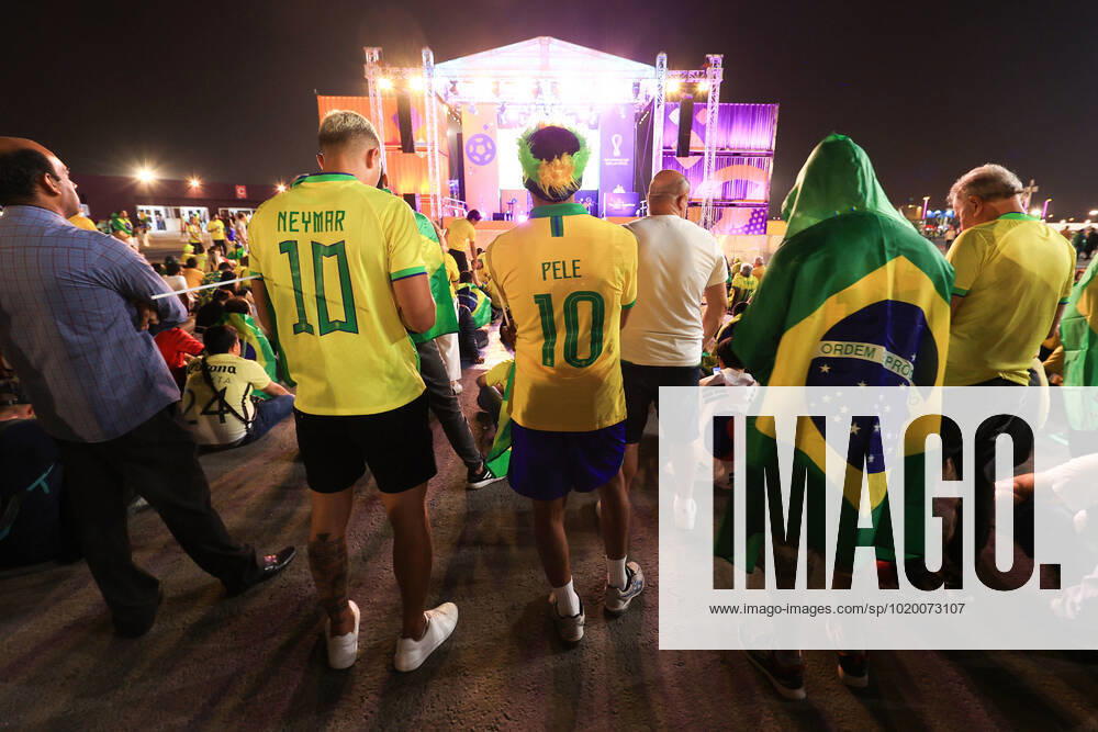 Football - FIFA World Cup, WM, Weltmeisterschaft, Fussball - Round of 16 - Brazil v Korea Republic 5th December 2022 - FIFA World Cup - Round of 16 - Brazil v Korea Republic - Brazil fans with Neymar and Pele on their back watch Japan v Croatia on the big screen - Photo: Simon Stacpoole Offside. Doha Qatar