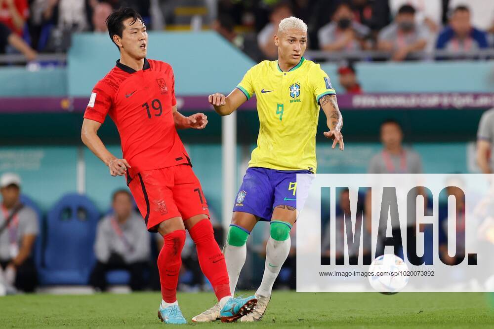 DOHA, 05-12-2022, Stadium , World Cup 2022 in Qatar , Round of 16, game between Brazil and South Korea, South Korea player Younggwon Kim with Brazil player Richarlison Brazil - South Korea x19453243x