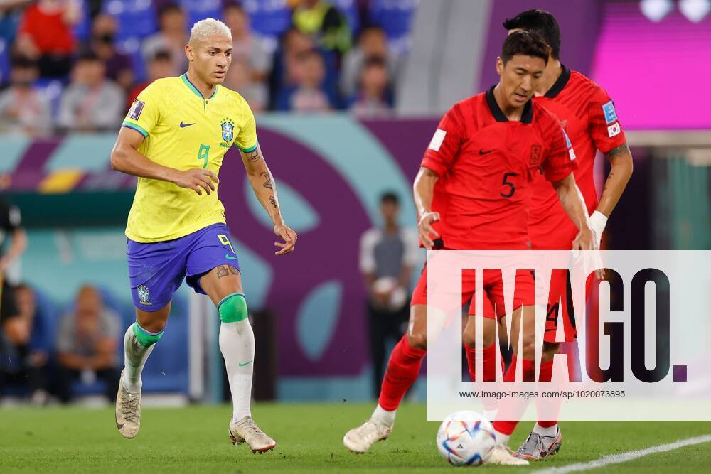 DOHA, 05-12-2022, Stadium , World Cup 2022 in Qatar , Round of 16, game between Brazil and South Korea, Brazil player Richarlison with South Korea player Wooyoung Jung Brazil - South Korea x19453244x