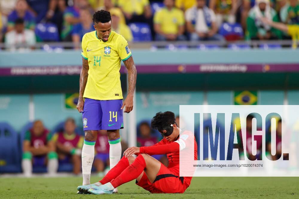 DOHA, 05-12-2022, Stadium , World Cup 2022 in Qatar , Round of 16, game between Brazil and South Korea, injured South Korea player Heungmin Son with Brazil player Militao Brazil - South Korea x19453406x