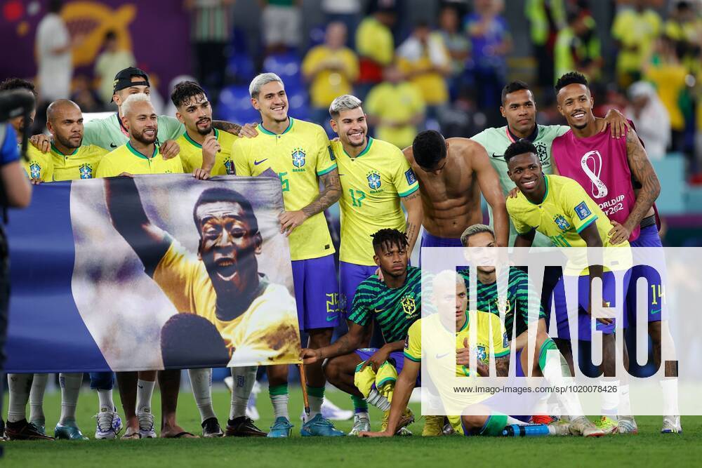 DOHA, 05-12-2022, Stadium , World Cup 2022 in Qatar , Round of 16, game between Brazil and South Korea, Brazil players with a banner as a tribute to Pele after the match Brazil - South Korea x19454437x