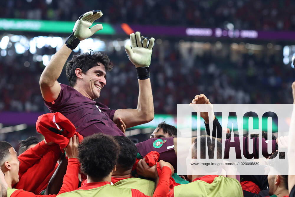 Bilder des Jahres 2022, Sport 12 Dezember Morocco v Spain : FIFA World Cup, WM, Weltmeisterschaft, Fussball 06 December 2022, Doha - FIFA World Cup Qatar - Round of 16 - Morocco v Spain - Morocco goalkeeper Yassine Bounou is thrown in the air by his celebrating teammates - Photo: Charlotte Wilson Offside. Doha Qatar
