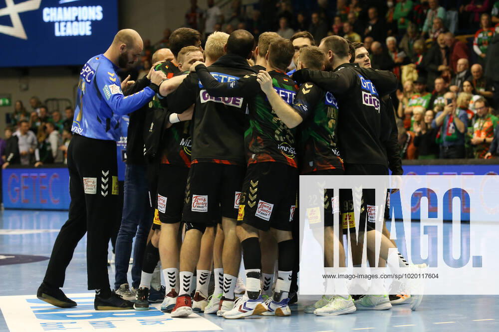 Handball - EHF Champions League, SC Magdeburg - GOG Handbold, v.l. Magdeburg Jubel ueber den Sieg, Jubel nach Spielende Magdeburg