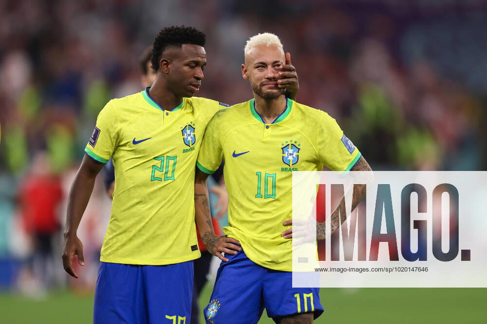 Croatia v Brazil : FIFA World Cup, WM, Weltmeisterschaft, Fussball 9 December 2022, Doha - FIFA World Cup Qatar 2022 - Quarter-Finals - Croatia v Brazil - Vinicius Junior of Brazil and Neymar of Brazil looks dejected after his team are knocked out of the World Cup - Photo: Charlotte Wilson Offside. Doha Qatar