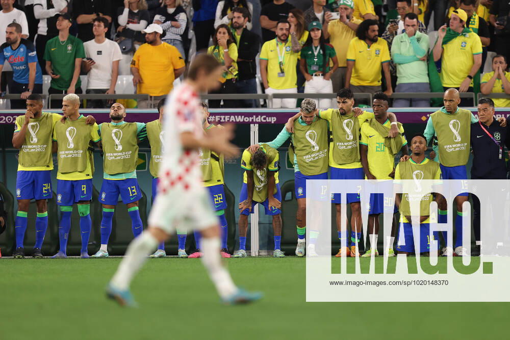 Croatia v Brazil : FIFA World Cup, WM, Weltmeisterschaft, Fussball 9 December 2022, Doha - FIFA World Cup Qatar 2022 - Quarter-Finals - Croatia v Brazil - The Brazil substitutes look nervous during the penalty shoot out - Photo: Charlotte Wilson Offside. Doha Qatar