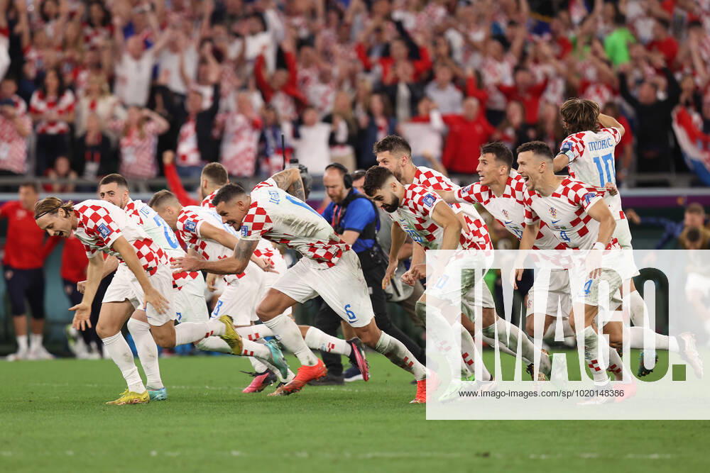 Croatia v Brazil : FIFA World Cup, WM, Weltmeisterschaft, Fussball 9 December 2022, Doha - FIFA World Cup Qatar 2022 - Quarter-Finals - Croatia v Brazil - The Croatia squad celebrate victory in the penalty shoot out - Photo: Charlotte Wilson Offside. Doha Qatar