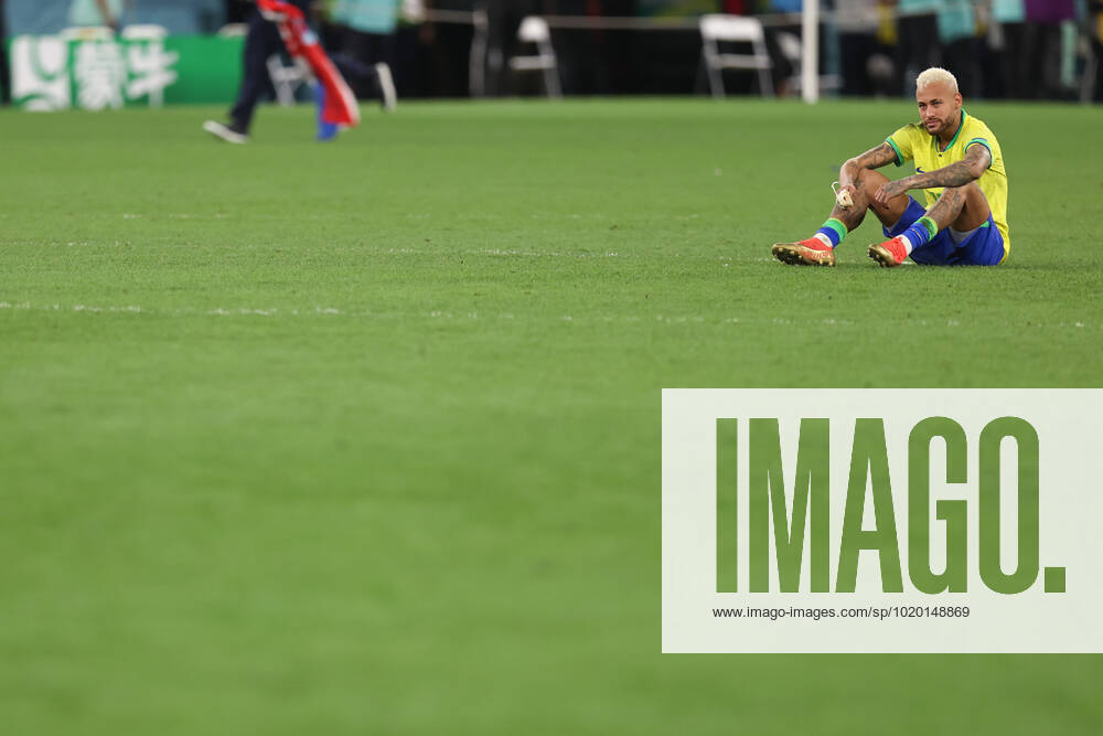 Croatia v Brazil : FIFA World Cup, WM, Weltmeisterschaft, Fussball 9 December 2022, Doha - FIFA World Cup Qatar 2022 - Quarter-Finals - Croatia v Brazil - Neymar of Brazil looks dejected - Photo: Charlotte Wilson Offside. Doha Qatar