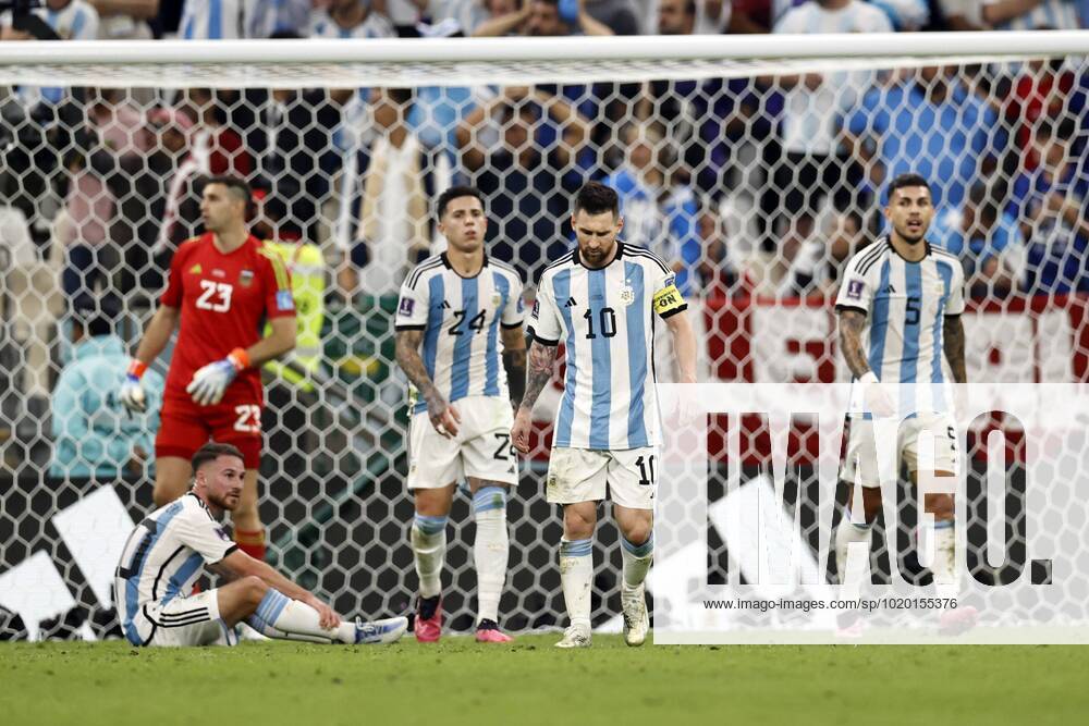 AL DAAYEN - (lr) Alexis Mac Allister of Argentina, Argentina goalkeeper Damian Martinez, Enzo Fernandez of Argentina, Lionel Messi of Argentina, Leandro Daniel Paredes of Argentina disappointed after the 2-2 during the FIFA World Cup, WM, Weltmeisterschaft, Fussball Qatar 2022 quarterfinal match between the Netherlands and Argentina at the Lusail Stadium on December 9, 2022 in Al Daayen, Qatar. ANP MAURICE VAN STONE FIFA World Cup Qatar 2022 2022 ANPxSportx IVx