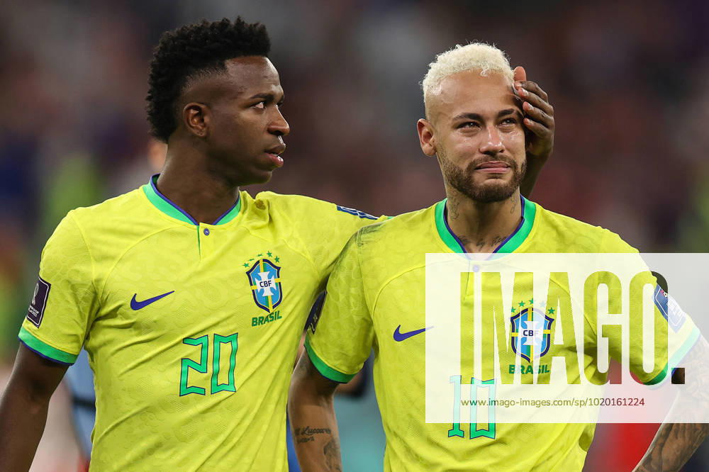 Croatia v Brazil : FIFA World Cup, WM, Weltmeisterschaft, Fussball 9 December 2022, Doha - FIFA World Cup Qatar 2022 - Quarter-Finals - Croatia v Brazil - A tearful Neymar of Brazil is comforted by Vinicius Junior after they lose on penalties - Photo: Charlotte Wilson Offside. Doha Qatar