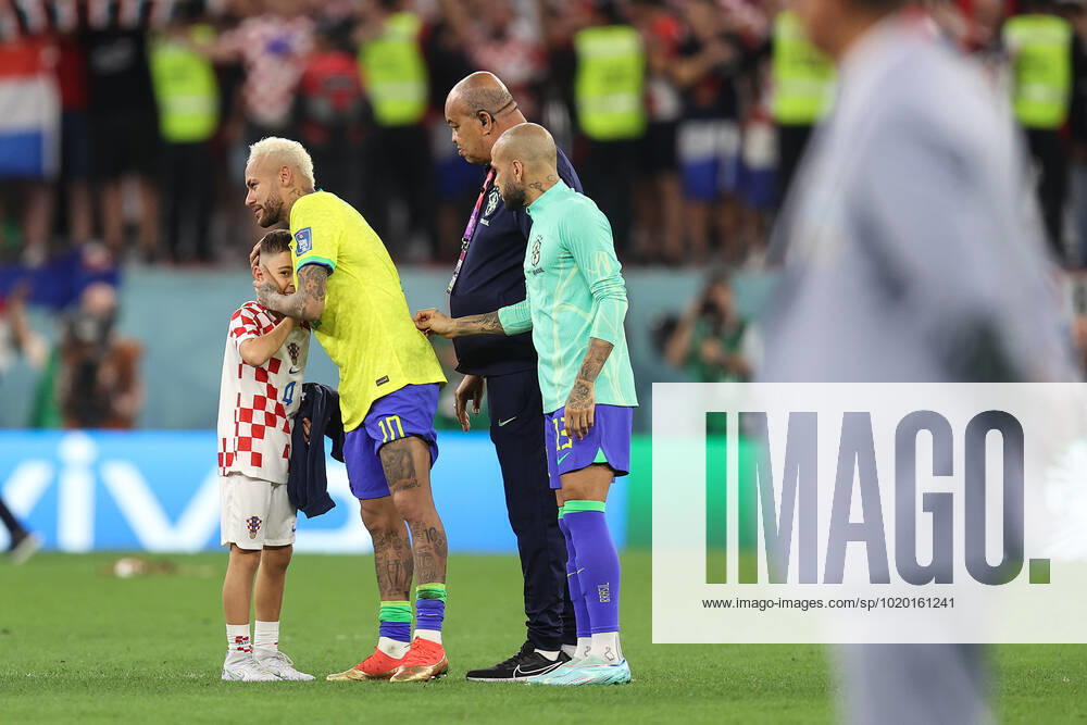 Croatia v Brazil : FIFA World Cup, WM, Weltmeisterschaft, Fussball 9 December 2022, Doha - FIFA World Cup Qatar 2022 - Quarter-Finals - Croatia v Brazil - Neymar of Brazil graciously hugs the son of Ivan Perisic of Croatia when he comes to comfort the Brazilian after the penalty shoot-out - Photo: Charlotte Wilson Offside. Doha Qatar