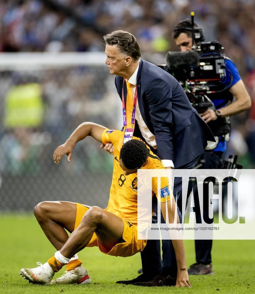 AL DAAYEN - (lr) Cody Gakpo of Holland and Holland coach Louis van Gaal after the FIFA World Cup, WM, Weltmeisterschaft, Fussball Qatar 2022 quarterfinal match between the Netherlands and Argentina at the Lusail Stadium on December 9, 2022 in Al Daayen, Qatar. ANP KOEN VAN WEEL FIFA World Cup Qatar 2022 2022 ANPxSportx IVx