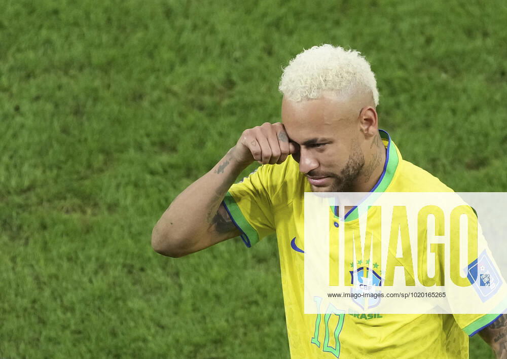 (221209) -- AL RAYYAN, Dec. 9, 2022 -- Neymar of Brazil cries after the Quarterfinal match between Croatia and Brazil of the 2022 FIFA World Cup, WM, Weltmeisterschaft, Fussball at Education City Stadium in Al Rayyan, Qatar, Dec. 9, 2022. ) (SP)QATAR-AL RAYYAN-2022 WORLD CUP-QUARTERFINAL-CRO VS BRA MengxYongmin