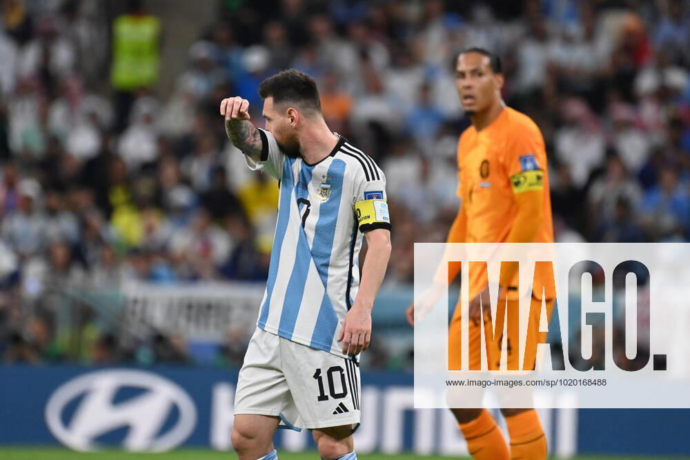 Lionel MESSI (ARG), Enttaeuschung,Frust,enttaeuscht, frustriert,niedergeschlagen, Aktion,Einzelbild,angeschnittenes Einzelmotiv,Halbfigur,halbe Figur. Hi:Virgil VAN DIJK (NED). Viertellfinale,Quarterfinal,Spiel 57, Niederlande (NED) - Argentinien (ARG) 3-4 i.E. am 09.12.2022, Lusail Stadium Fussball Weltmeisterschaft 20122 in Katar vom 20.11.