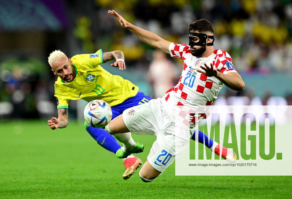 FUSSBALL WM 2022 Viertelfinale Kroatien - Brasilien 09.12.2022 Neymar (li, Brasilien) gegen Josko Gvardiol (re, Kroatien)
