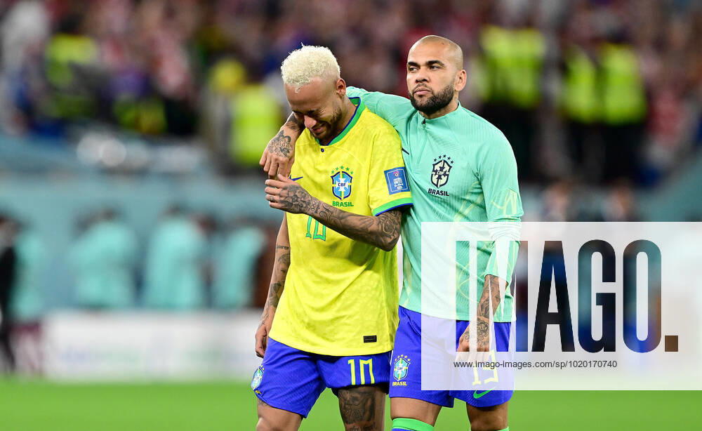 FUSSBALL WM 2022 Viertelfinale Kroatien - Brasilien 09.12.2022 Enttaeuschung nach der Niederlage, Neymar (li) mit Dani Alves (re, Brasilien)