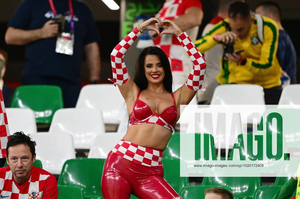 FUSSBALL WM 2022 Viertelfinale Kroatien - Brasilien 09.12.2022 Ex Miss Kroatien Ivana Knoell (Kroatien) post mit Herz auf der Tribuene im Education City Stadion