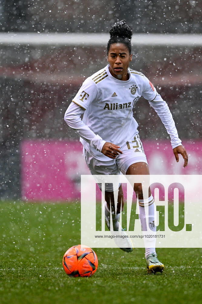Tainara de Souza da Silva (FC Bayern München, FCB, 13) am Ball, Freisteller, Ganzkörper, Einzelbild, Aktion, Action, 10.12.2022, München (Deutschland), Fussball, Flyeralarm Frauen-Bundesliga, FC Bayern München - Bayer Leverkusen, DFB DFL REGULATIONS PROHIBIT ANY USE OF PHOTOGRAPHS AS IMAGE SEQUENCES AND OR QUASI-VIDEO.