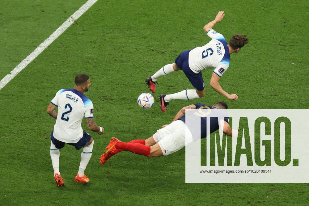 England v France : FIFA World Cup, WM, Weltmeisterschaft, Fussball 10 December 2022, Al Kohr - FIFA World Cup Qatar 2022 - Quarter-Finals - England v France - Olivier Giroud of France goes for a diving header - Photo: Charlotte Wilson Offside. Al Kohr Qatar