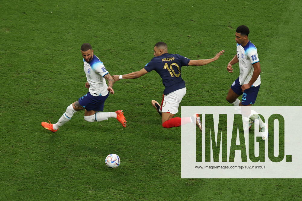 England v France : FIFA World Cup, WM, Weltmeisterschaft, Fussball 10 December 2022, Al Kohr - FIFA World Cup Qatar 2022 - Quarter-Finals - England v France - Kyle Walker of England, Kylian Mbappe of France and Jude Bellingham of England - Photo: Charlotte Wilson Offside. Al Kohr Qatar